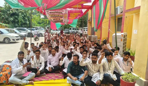 अंबेडकरनगर में CHO हड़ताल से टीकाकरण प्रभावित, धरने में एक CHO की तबीयत बिगड़ी